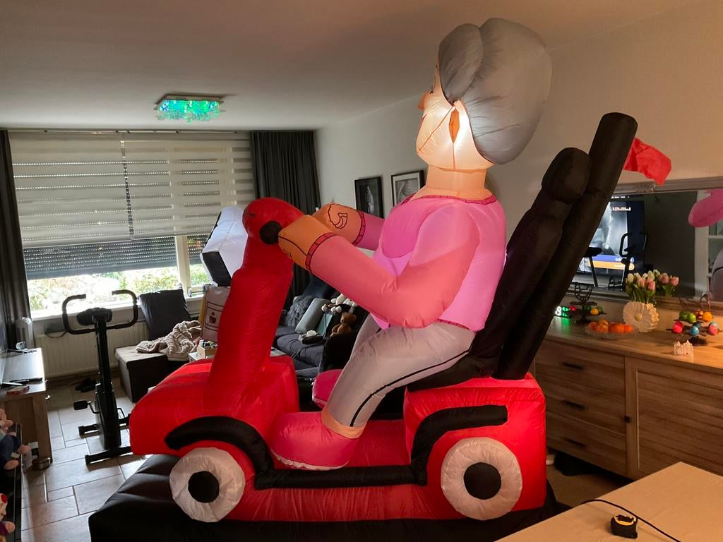 Nieuwe opblaasbare Sarah pop Oma scootmobiel hoogte 3m, Ophalen, Nieuw, Versiering, Abraham of Sarah