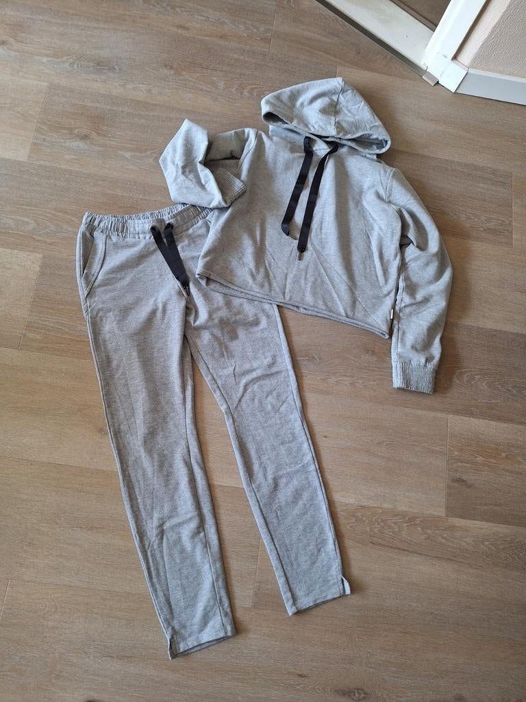 Mooi joggingpak dames grijs mt S/M, Kleding | Dames, Huispakken, Ophalen of Verzenden, Zo goed als nieuw, Maat 38/40 (M), Grijs