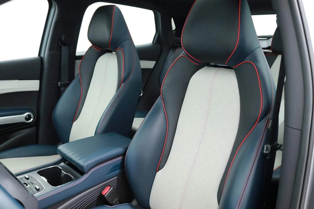 BYD Atto3 DESIGN 60 KWH 204PK 3-FASE SOH 95,8% € 27.750,00, Auto's, BYD, Automaat, Gebruikt, SUV of Terreinwagen, Zilver of Grijs