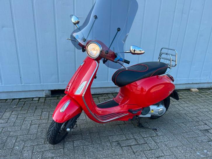 Vespa 125cc iGET motorscooter - Rood, Fietsen en Brommers, Scooters | Vespa, Gebruikt, Overige modellen, Benzine, Ophalen
