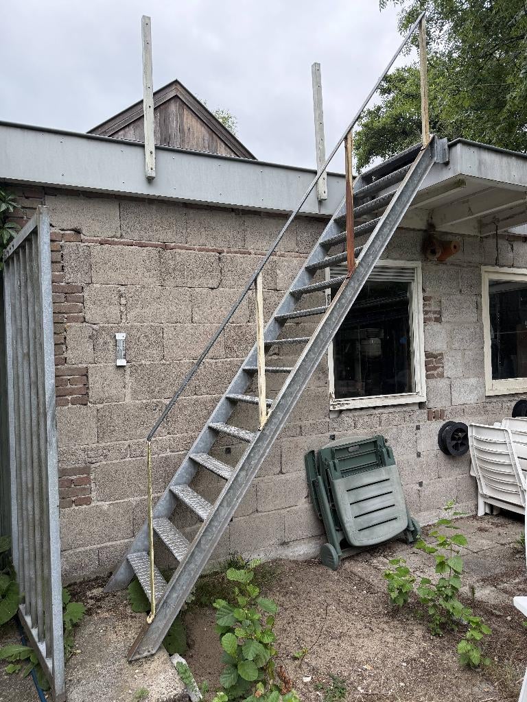 Stalen trap 285cm met traanplaat treden, Doe-het-zelf en Verbouw, Ladders en Trappen, Ophalen, Gebruikt, Trap, 2 tot 4 meter