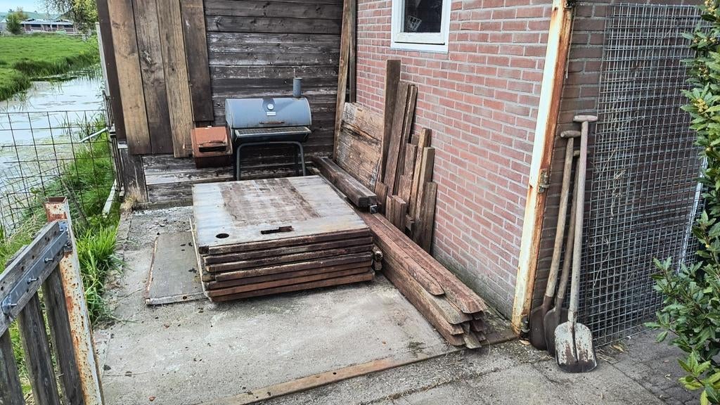Steen schotten en hardhout palen. + Restpartij hardhout., Ophalen, Gebruikt, Balk, Overige houtsoorten