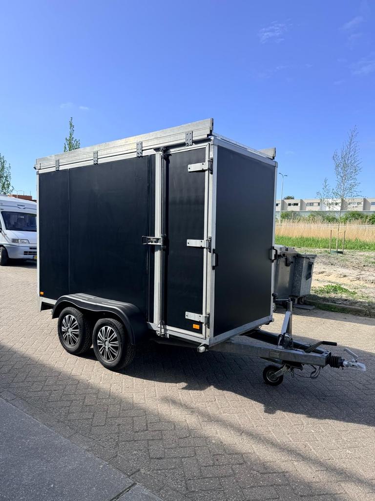 Zwarte gesloten aanhangwagen met dubbele as, Ophalen, Gebruikt