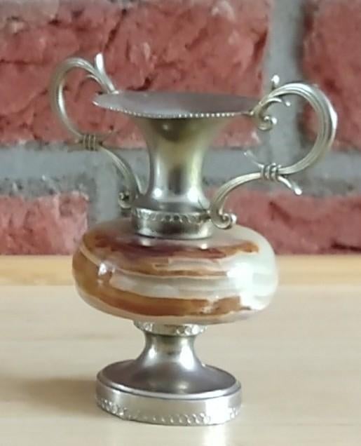 kleine amfora vaas gemaakt van onyx en metaal, volgnr 1, Ophalen of Verzenden