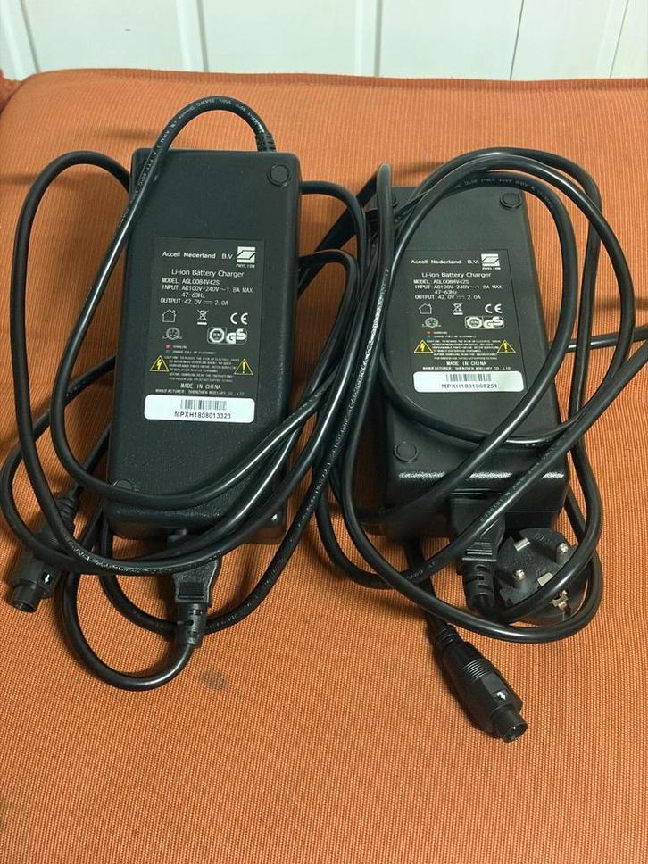 E-motion Accell Group 42v 2a oplader MODEL: AGLC084V42S, Audio, Tv en Foto, Opladers, Gebruikt, Ophalen of Verzenden