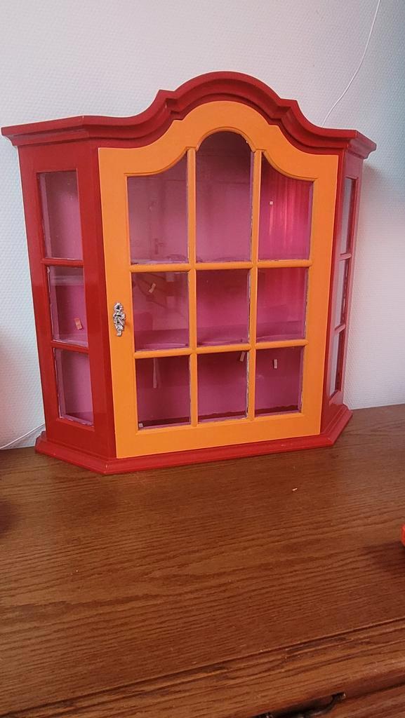Roze/Rood/Oranje Vitrinekast / Hangvitrine in goede staat, Huis en Inrichting, Kasten | Vitrinekasten, Zo goed als nieuw, Minder dan 100 cm
