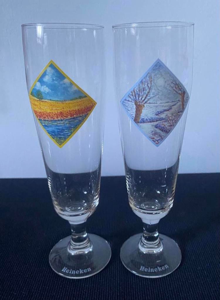 2 Heineken bierglazen op voet. Lente en winter. Hoogte 20 cm, Ophalen of Verzenden, Zo goed als nieuw, Glas of Glazen, Heineken