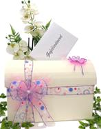 Prachtige crème enveloppendoos versierd met een grote strik., Ophalen of Verzenden, Nieuw, Feestartikel, Geboorte of Huwelijk