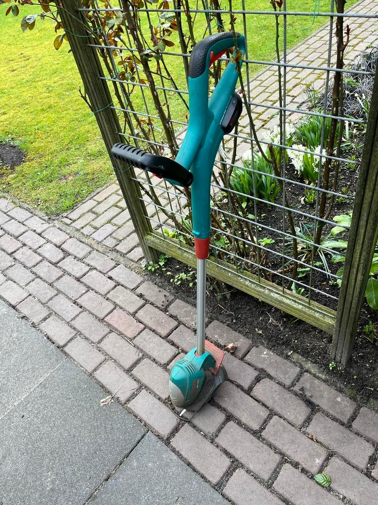 Bosch Grastrimmer,  voor een kratje bier, Tuin en Terras, Grastrimmers, Ophalen, Gebruikt, 10 tot 30 cm, Accu