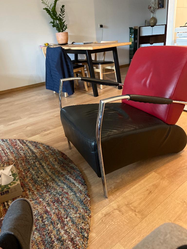 Zeer mooie fauteuil van leer zwart rood, Ophalen, Gebruikt, Modern, 50 tot 75 cm