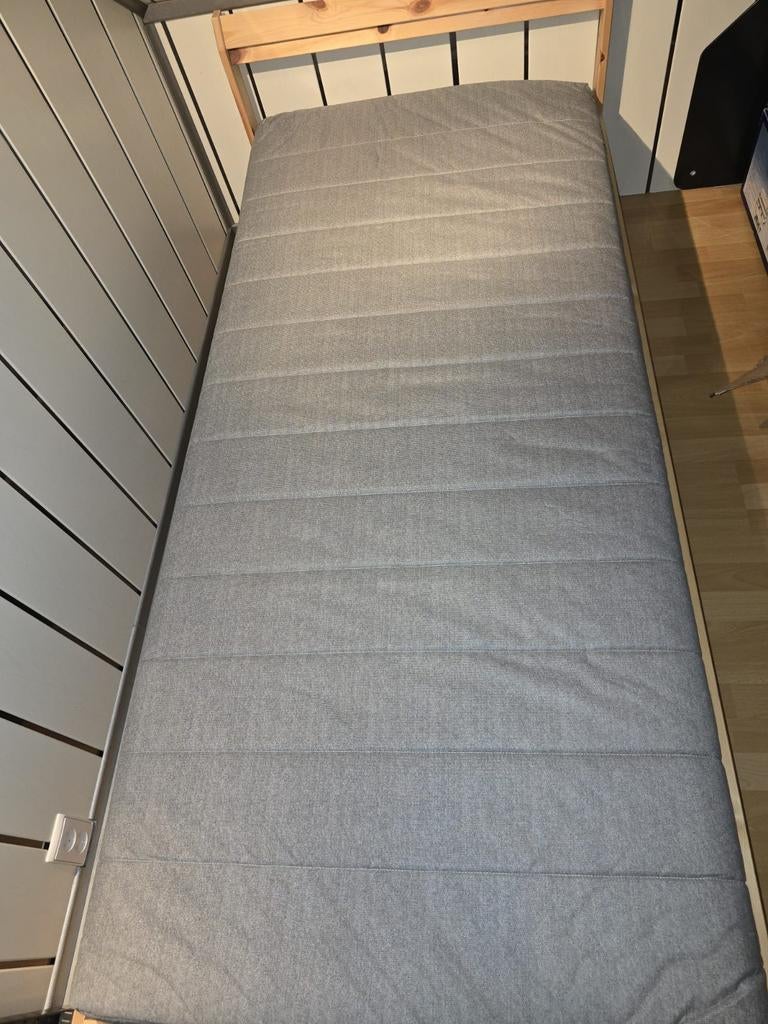 Eenpersoons bed met lattenbodem en matras van Ikea zgan, Ophalen, 90 cm, Eenpersoons, Zo goed als nieuw