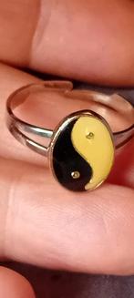 Yin Yang Ring - Zilverkleurig met Zwart en Geel, Overige materialen, Ophalen of Verzenden, Zo goed als nieuw, 17 tot 18