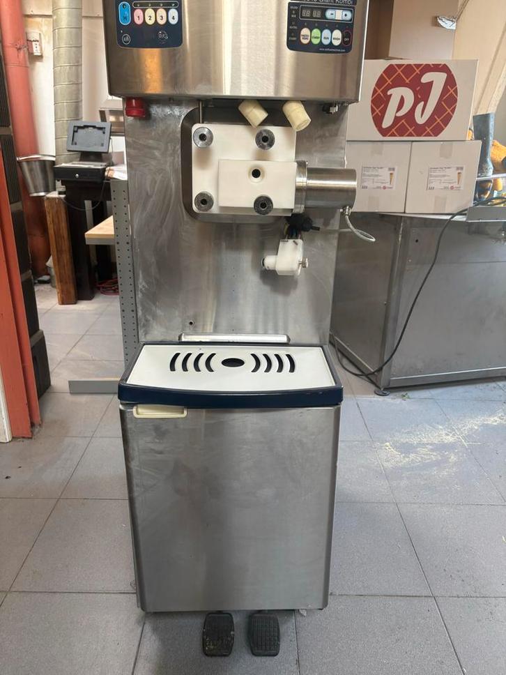 Softijsmachine met Milkshake Optie - Nissei Freezer NA3348, Zakelijke goederen, Horeca | Keukenapparatuur, Overige typen, Gebruikt