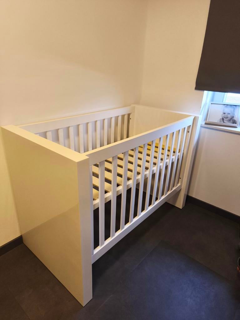 Kinderbedje hoogglans wit, Kinderen en Baby's, Kinderkamer | Complete kinderkamers, Ophalen, Gebruikt, Jongetje of Meisje