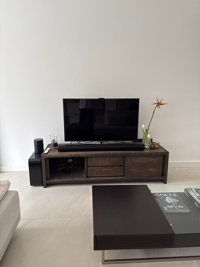 Donker houten tv-meubel met 2 deuren en 2 lades, Ophalen, Gebruikt, 150 tot 200 cm, Minder dan 100 cm