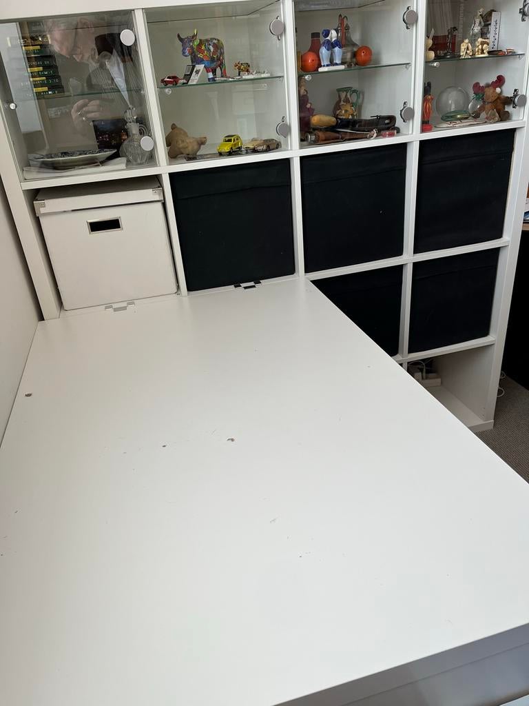 Kallax kast met 16 vakken, glazen deuren en bureau, Ophalen, Gebruikt