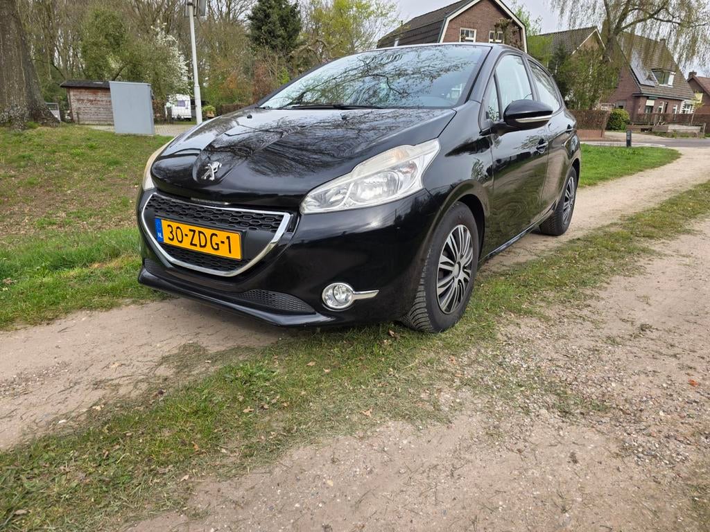Peugeot 208 1.2 VTi 82PK 5D  2012 Zwart, Auto's, Voorwielaandrijving, 31 €/maand, 1199 cc, Zwart