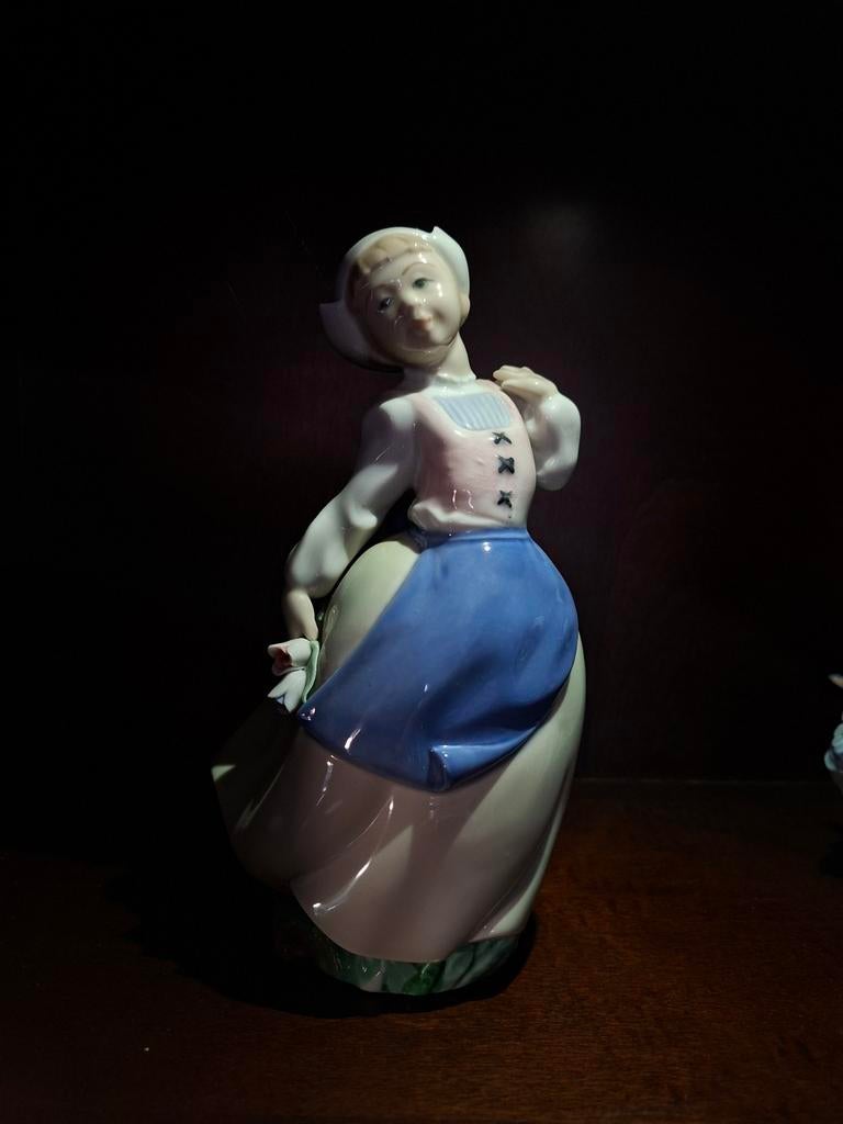 Porseleinen beeldje van een meisje in klederdracht, Ophalen of Verzenden