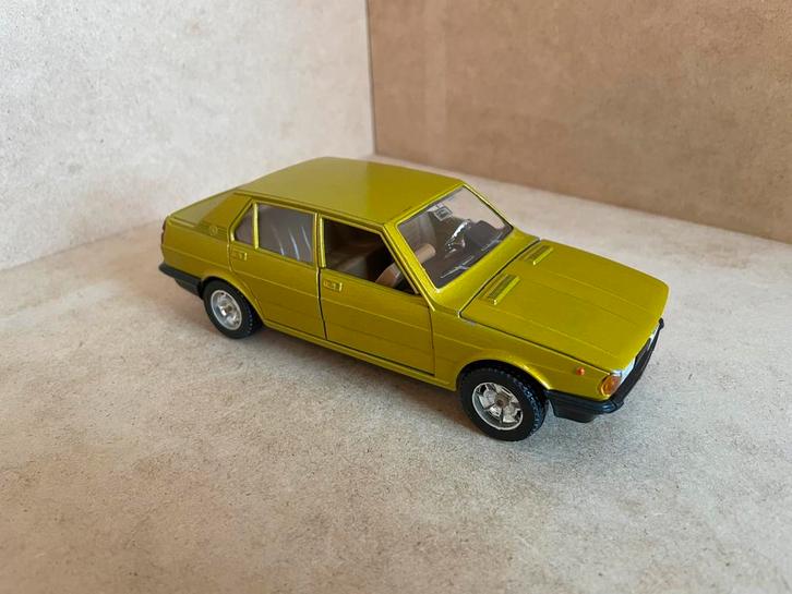 model Alfa Romeo Guiletta, goudgeel 1/24, Mebetoys, bespeeld, Hobby en Vrije tijd, Modelauto's | 1:24, Gebruikt, Auto, Ophalen of Verzenden