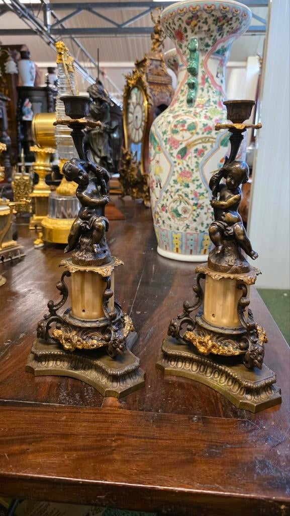 Antieke bronzen kandelaars met cupido's