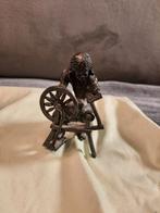 Oud metalen figuurtje: vrouw spint wol, Ophalen of Verzenden