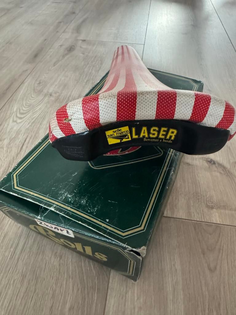 Selle San Marco Laser fietszadel - Rood/Wit gestreept, Fietsen en Brommers, Fietsonderdelen, Ophalen of Verzenden, Zo goed als nieuw
