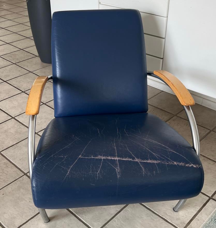 Blauwe artifort stoel met houten armleuningen, Huis en Inrichting, Stoelen, Ophalen, Gebruikt, Blauw, Metaal