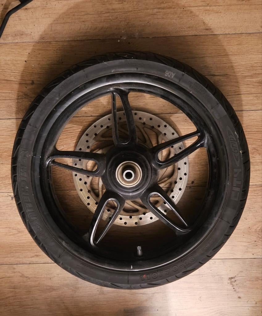 Voorwiel met band en remschijf Piaggio beverly 350 €90, Motoren, Tuning en Styling, Ophalen of Verzenden