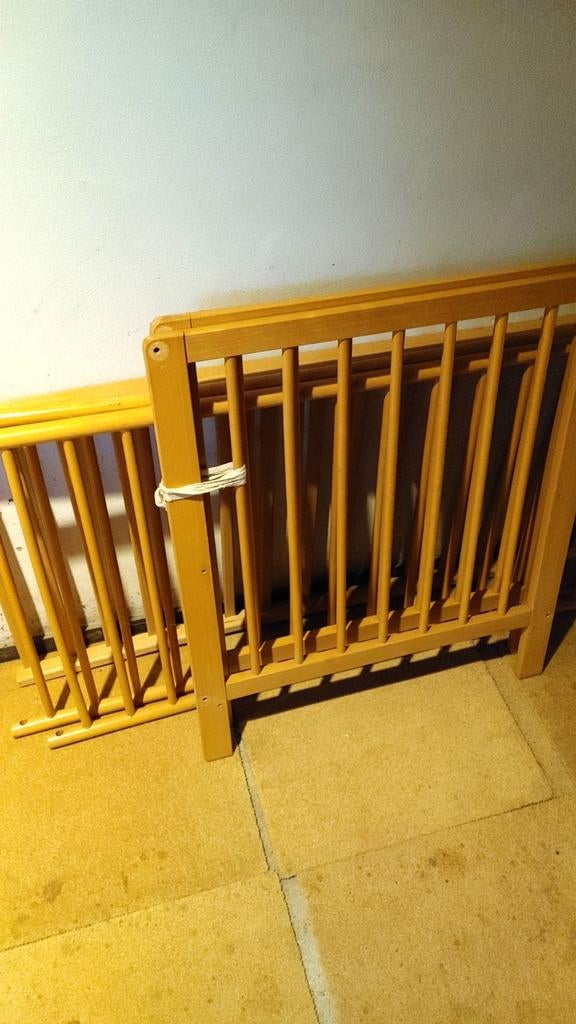 Houten kinderbedje - stevig en veilig, Kinderen en Baby's, Ophalen, Gebruikt, Ledikant