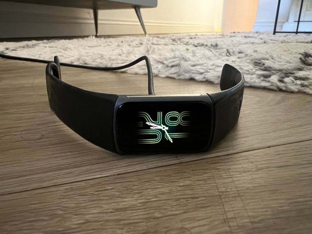 Fitbit Charge 5 Activity Tracker met Oplader - Zwart, Sieraden, Tassen en Uiterlijk, Activity trackers, Gebruikt, Zwart, Ophalen of Verzenden