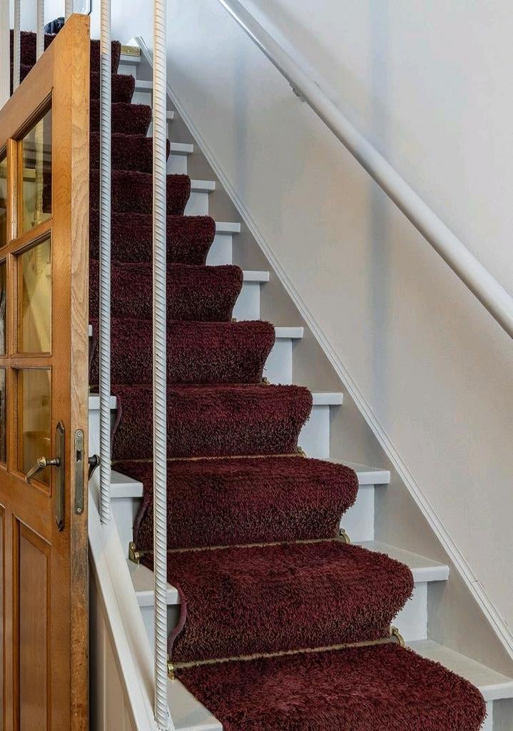 Donkerrode traploper met koperen accenten, Ophalen, Gebruikt, Rood