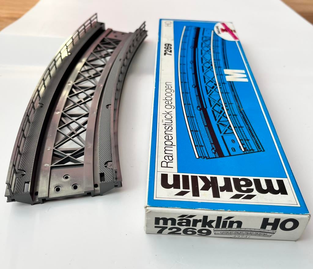 Märklin H0 7269 gebogen rampenstuk – met originele doos, Hobby en Vrije tijd, Wisselstroom, Rails, Ophalen of Verzenden, Zo goed als nieuw