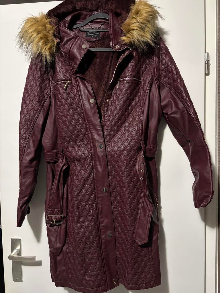 Bordeauxrode gewatteerde jas met bontkraag, Kleding | Dames, Jassen | Winter, Ophalen of Verzenden, Zo goed als nieuw, Maat 46/48 (XL) of groter