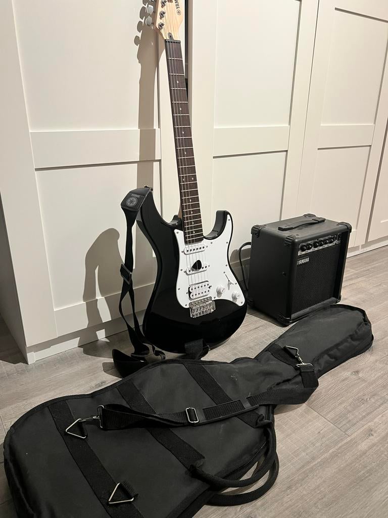 Set van Yamaha elektrische gitaar incl. versterker, Ophalen, Zo goed als nieuw