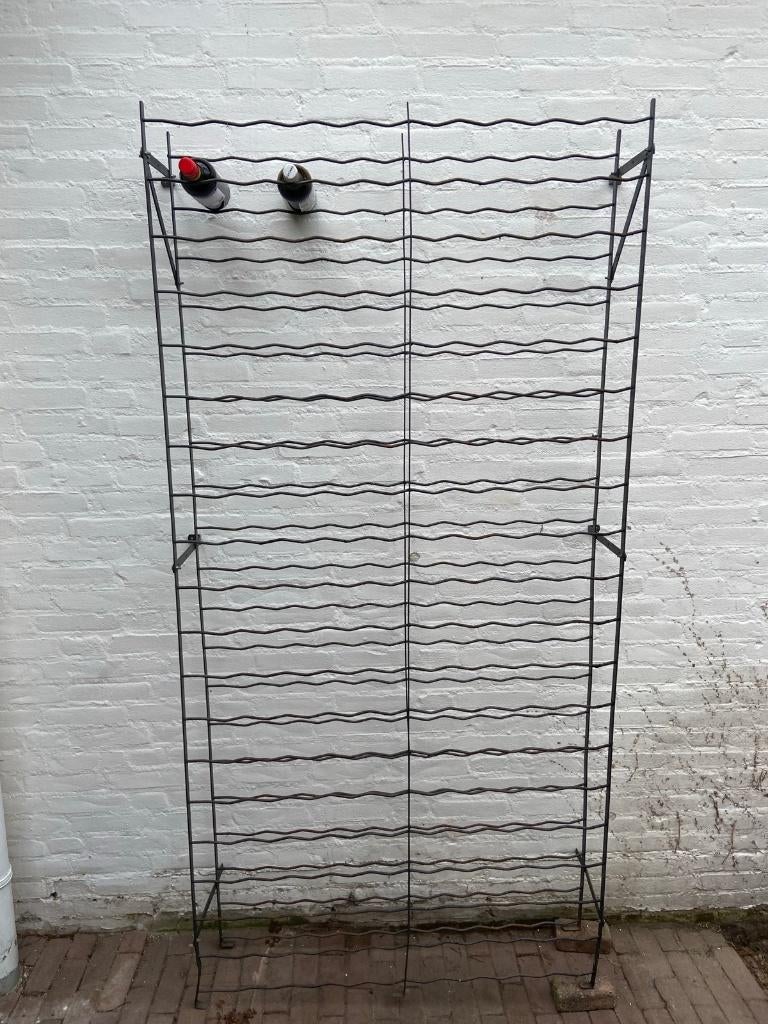 Gratis 2 metalen wijnrekken a 200 flessen, Ophalen, Gebruikt, 25 flessen of meer, Metaal