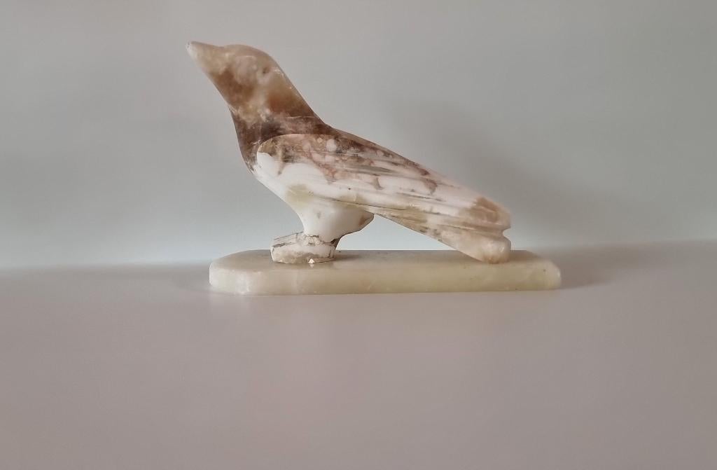 Natuurstenen vogel op sokkel, handgesneden beeld, Ophalen of Verzenden, Zo goed als nieuw, Dier