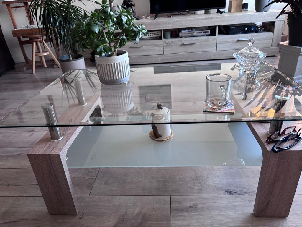 Gratis: Moderne salontafel met glazen blad en houten poten, Huis en Inrichting, Tafels | Salontafels, Zo goed als nieuw, Minder dan 50 cm