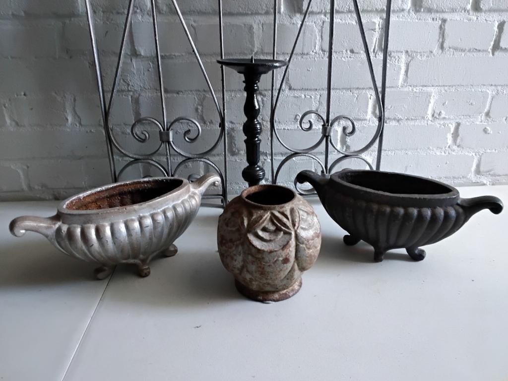 2 Oude gietijzeren jardiniere's artdeco bolvaasje/kandelaar, Ophalen
