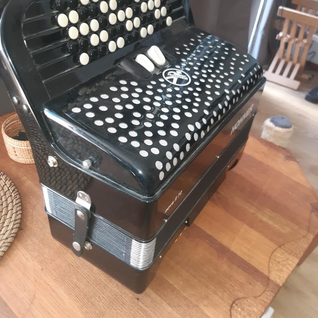 Accordion Knoppen Hohner 72 II C-griff, Ophalen, Met riemen, 72-bas, Toetsaccordeon