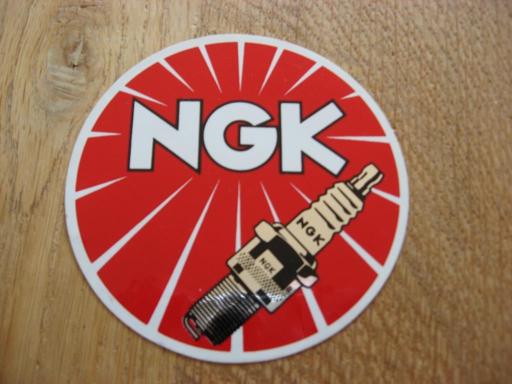 NGK 8,5 cm Sticker, Verzamelen, Ophalen, Nieuw, Auto of Motor