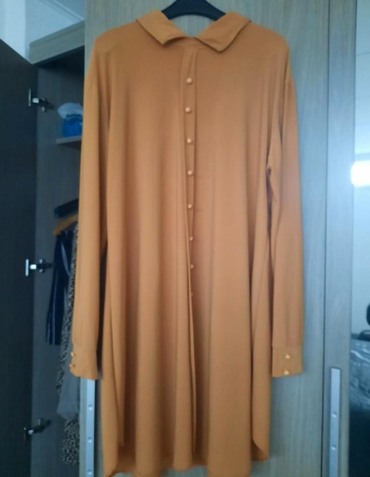 Okergele blousejurk met knoopjes, Kleding | Dames, Jurken, Zo goed als nieuw, Maat 38/40 (M), Geel, Knielengte, Ophalen of Verzenden