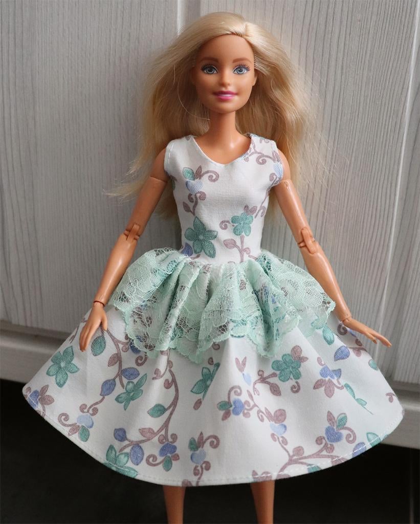 Barbie kleding nieuw - Half lange jurk wit met groen en kant, Ophalen of Verzenden, Nieuw, Barbie