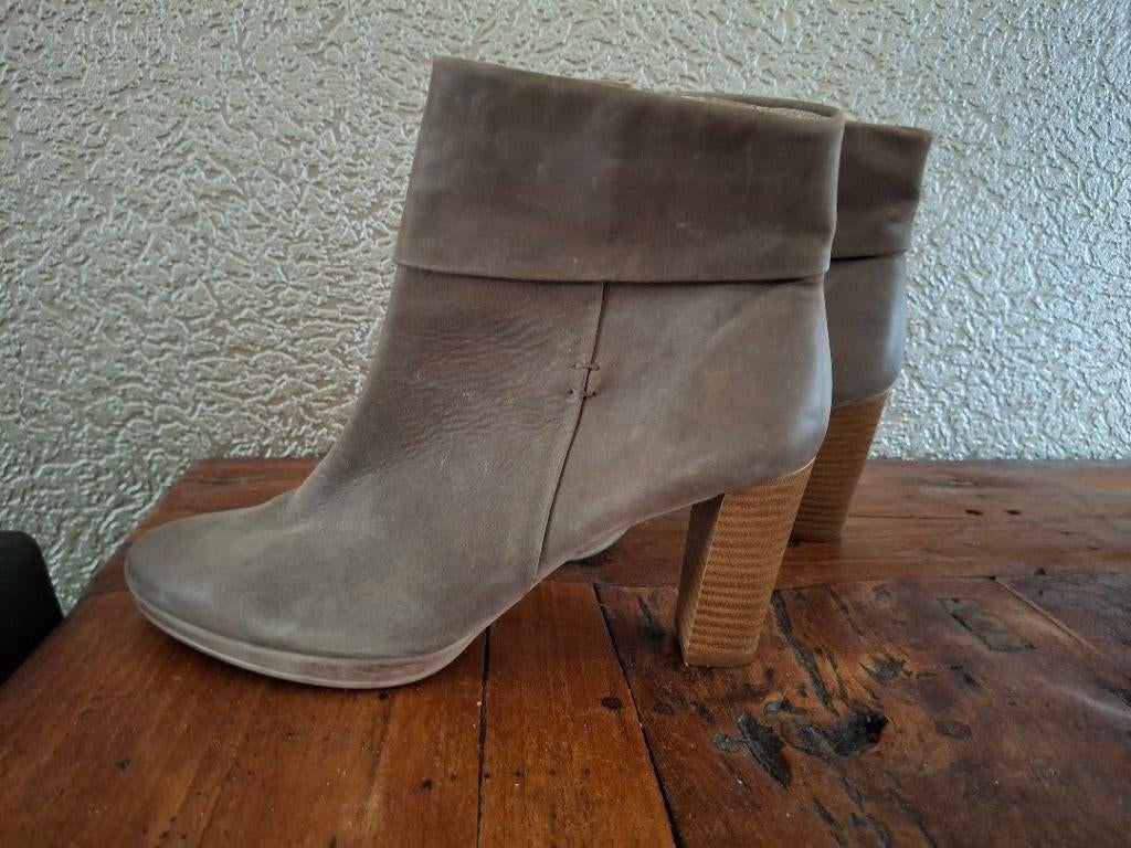 Enkellaarsjes Manfield, Bruin, Lage of Enkellaarzen, Ophalen of Verzenden, Zo goed als nieuw