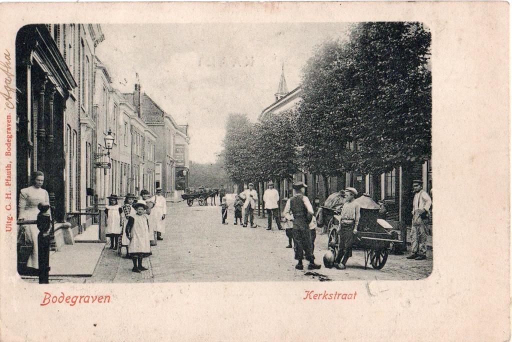Bodegraven, Kerkstraat met veel mensen. 3629, Verzamelen, Ansichtkaarten | Nederland, Verzenden, Voor 1920, Gelopen, Zuid-Holland
