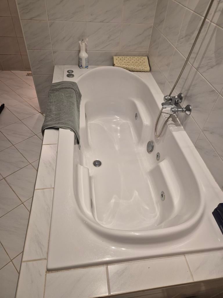 Gebruikt bubbelbad, weinig gebruikt, Ophalen, Zo goed als nieuw, Vast, Inbouw