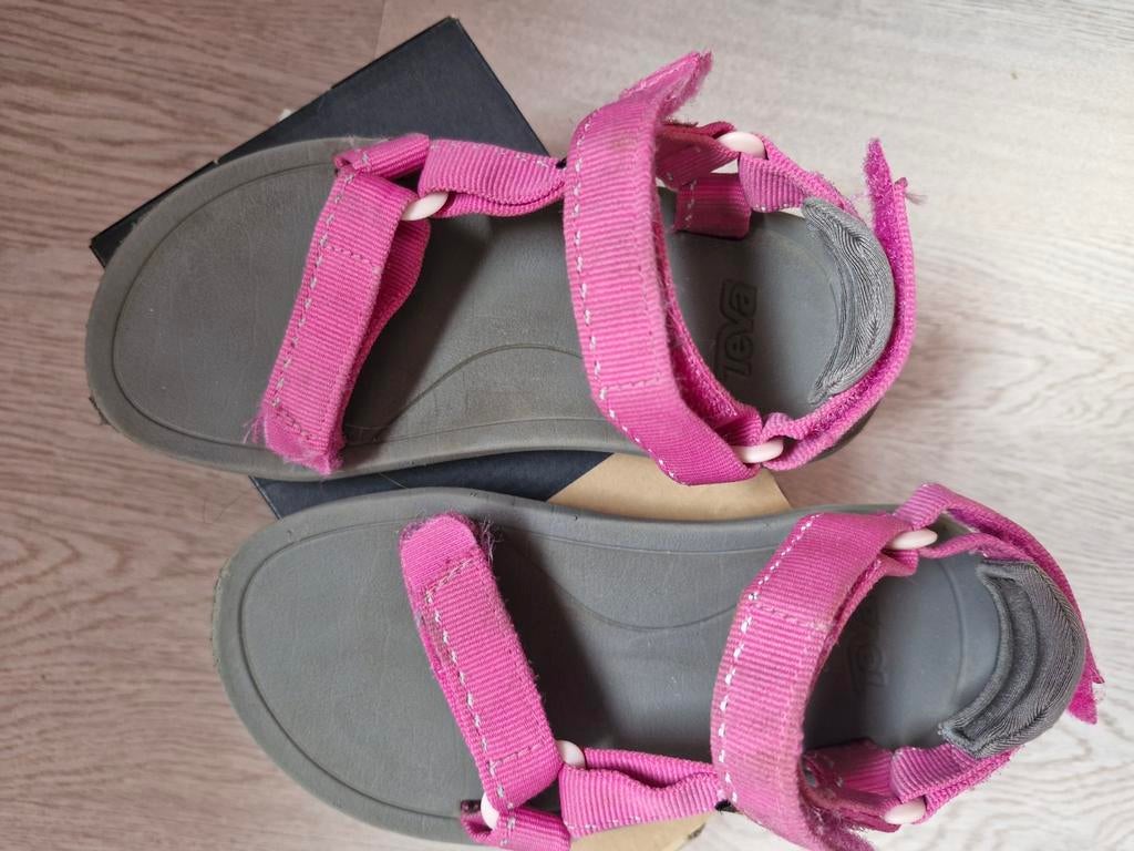 Teva slippers maat 31 - Roze sandalen voor meisjes, Kinderen en Baby's, Kinderkleding | Schoenen en Sokken, Gebruikt, Meisje, Overige typen
