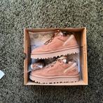 UGG Lowmel sand maat 38, Kleding | Dames, Verzenden, Beige, Zo goed als nieuw, Pantoffels of Sloffen