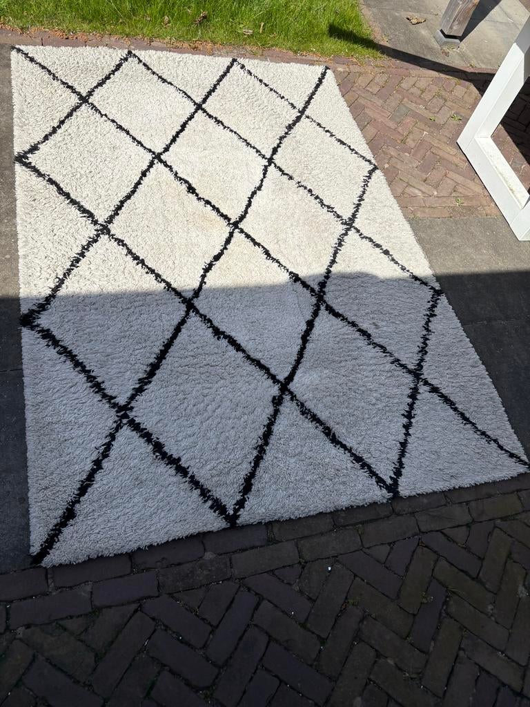 Modern zwart-wit vloerkleed met ruitpatroon, Huis en Inrichting, Ophalen, Gebruikt, 100 tot 150 cm, Wit