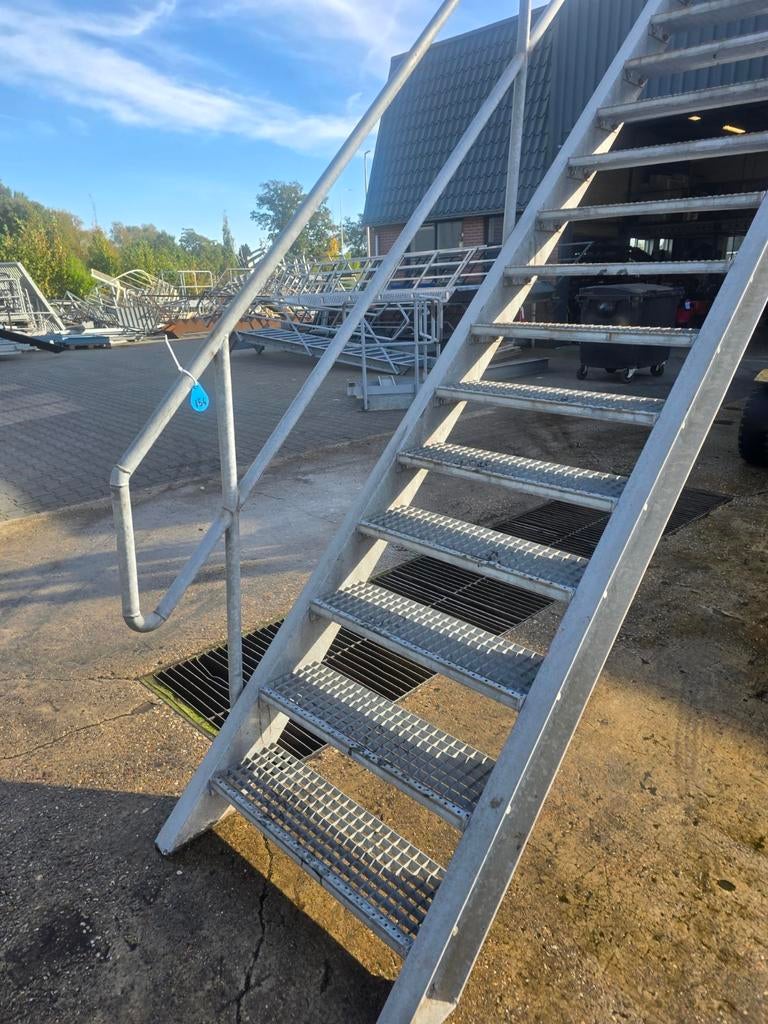 Stalen trap met bordes gegalv. Hoog 3,3 mtr. Nob154, Doe-het-zelf en Verbouw, Ladders en Trappen, Ophalen, 2 tot 4 meter