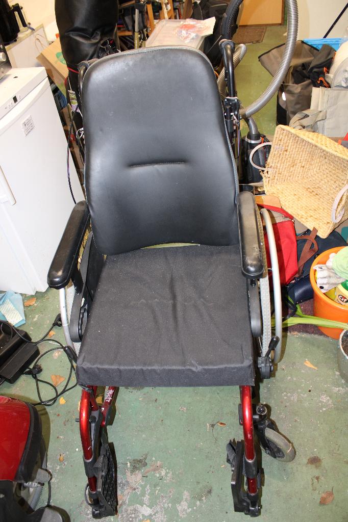 Quickie Helix rolstoel met handrem, Diversen, Rolstoelen, Ophalen, Inklapbaar, Gebruikt, Duwrolstoel